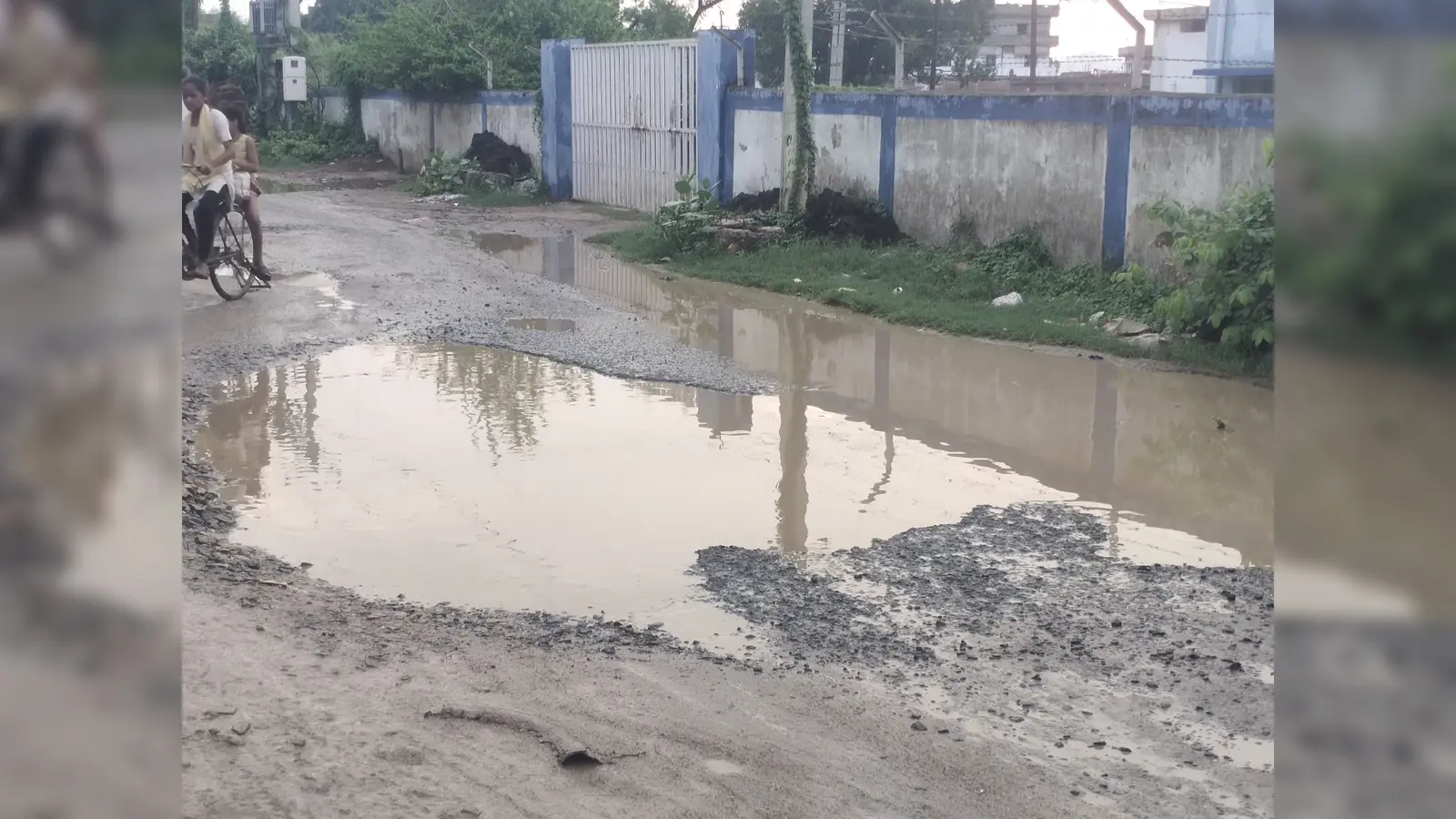 औरंगाबाद में बिजली कार्यालय के पास सड़क पर जानलेवा गड्ढा, हर दिन हादसे का खतरा, मरम्मत की उठी मांग