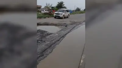 बाबा बिसुराउत सेतु संपर्क पथ पर गड्ढों से बढ़ा हादसों का खतरा, सड़क मरम्मत का इंतजार