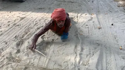 75 वर्षीय दिव्यांग कांवरिया की अटूट आस्था, दंडवत यात्रा कर जा रहे देवघर