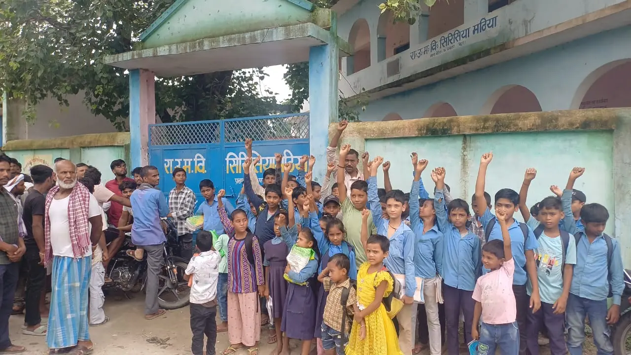 'प्रणाम करने पर पीटा'... शिक्षक पर गंभीर आरोप, स्कूल में ताला लगाकर ग्रामीणों का हंगामा