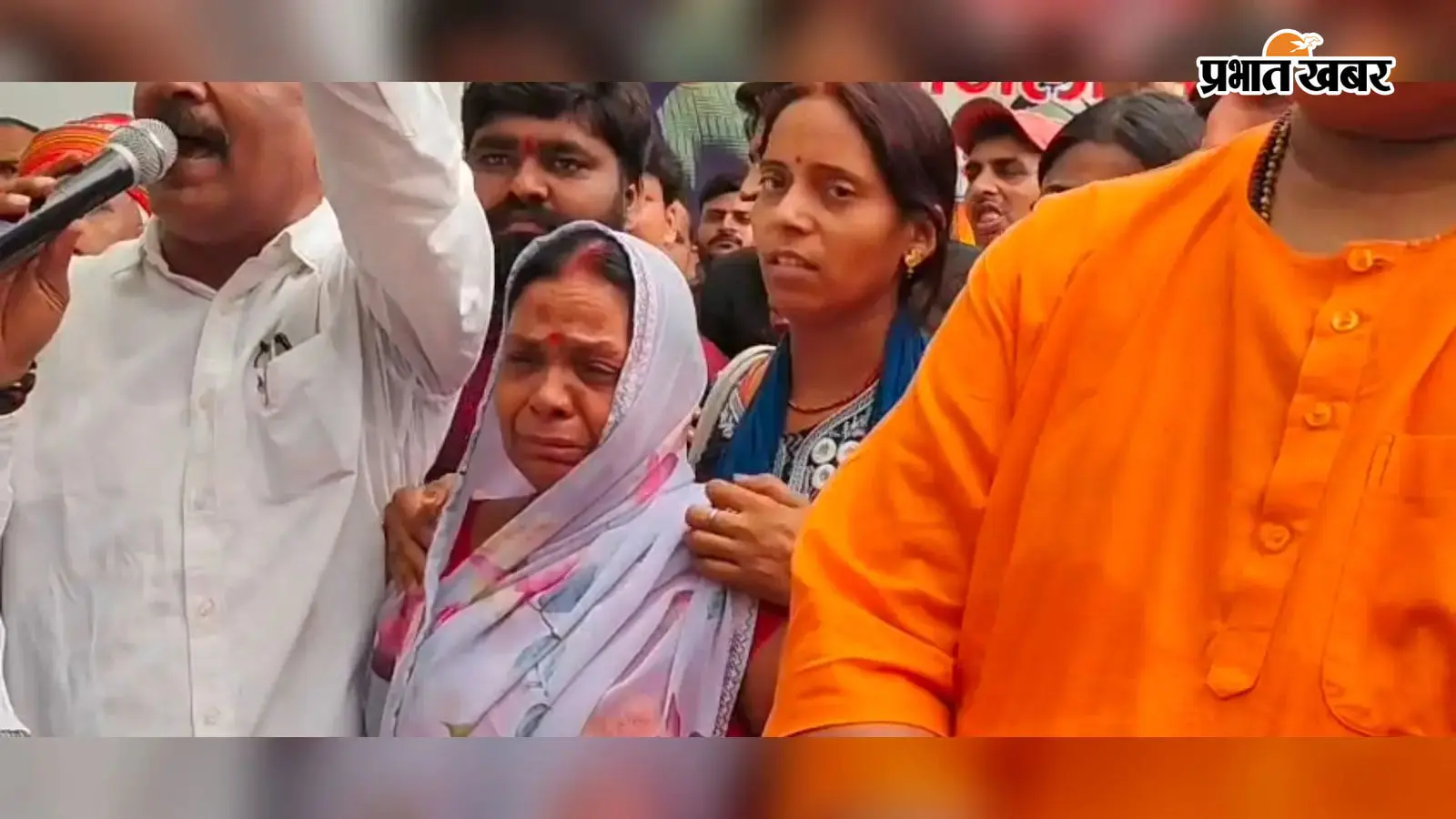 भरत तिवारी एनकाउंटर केस : दिल्ली में जंतर-मंतर पर धरने पर बैठे परिजन, मां ने किया आमरण अनशन का ऐलान