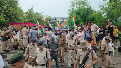 बक्सर: इटाढ़ी रेलवे गुमटी खोलने की मांग पर छठे दिन भी धरना जारी, रेल चक्का जाम की कोशिश; आरपीएफ ने रोकी