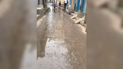 नवादा: अकबरपुर बाजार की सड़क जर्जर, नाली का पानी बना मुसीबत, लोगों ने मुखिया पर लगाया पक्षपात का आरोप