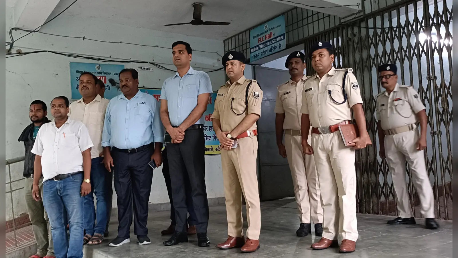 कटिहार में सुरक्षा के कड़े इंतजाम: DM आशुतोष द्विवेदी और SP परिचय कुमार ने किया EVM वेयरहाउस का औचक निरीक्षण