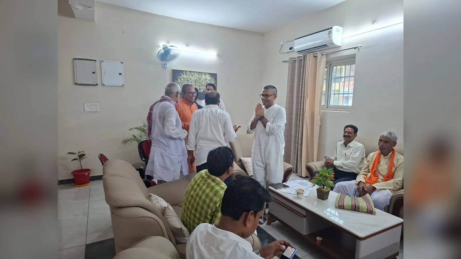 जनता दर्शन में विधायक माधव आनंद ने 150 से अधिक लोगों की समस्याएं सुनीं