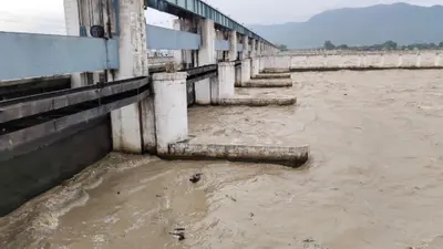 नेपाल में बारिश का असर, गंडक बराज से छोड़ा गया 1.16 लाख क्यूसेक पानी, तटवर्ती इलाकों में बढ़ा बाढ़ का खतरा