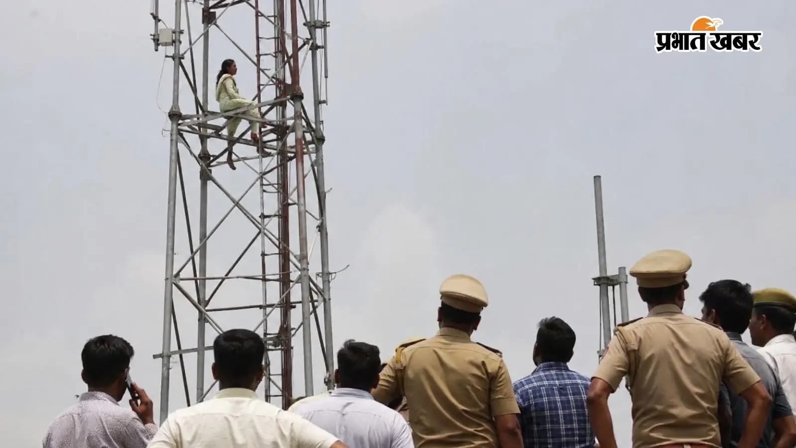 प्रेमी के लिए टावर पर चढ़ी महिला, बोली- 'पति के साथ रहूंगी, प्रेमी को भी नहीं छोड़ूंगी'