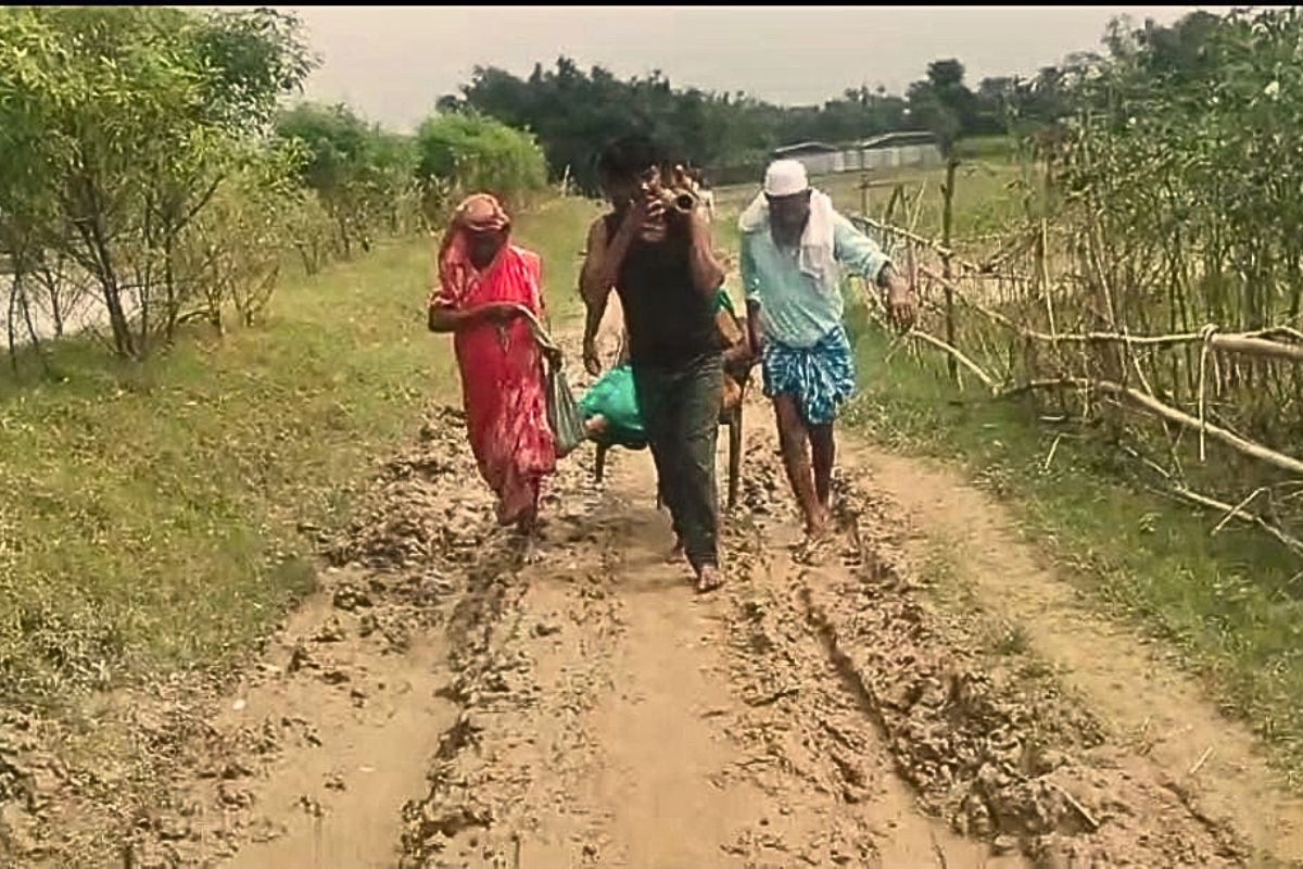 कीचड़ वाली सड़क ही एक जरिया 