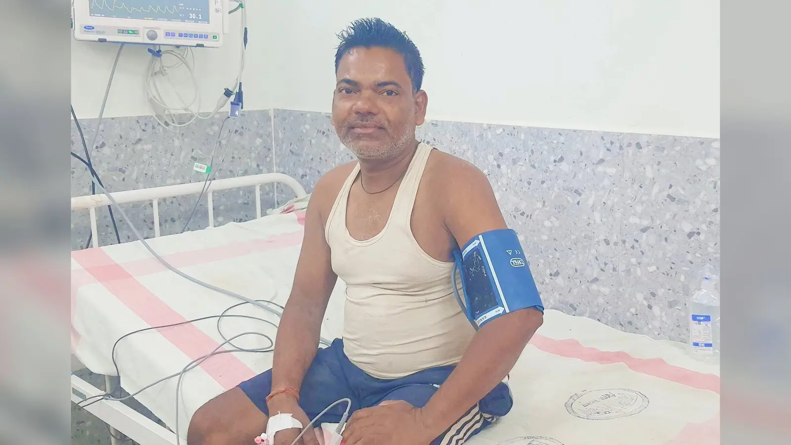 बिजली बोर्ड में प्लग लगाते समय करंट की चपेट में आये गृहस्वामी, बेहोश होकर गिरे