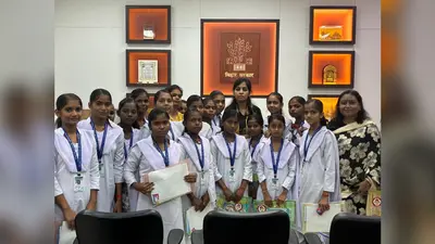 नालंदा : शैक्षणिक भ्रमण पर कलेक्ट्रेट पहुंचीं छात्राएं, डीएम ने आत्मविश्वास और सफलता के दिए टिप्स