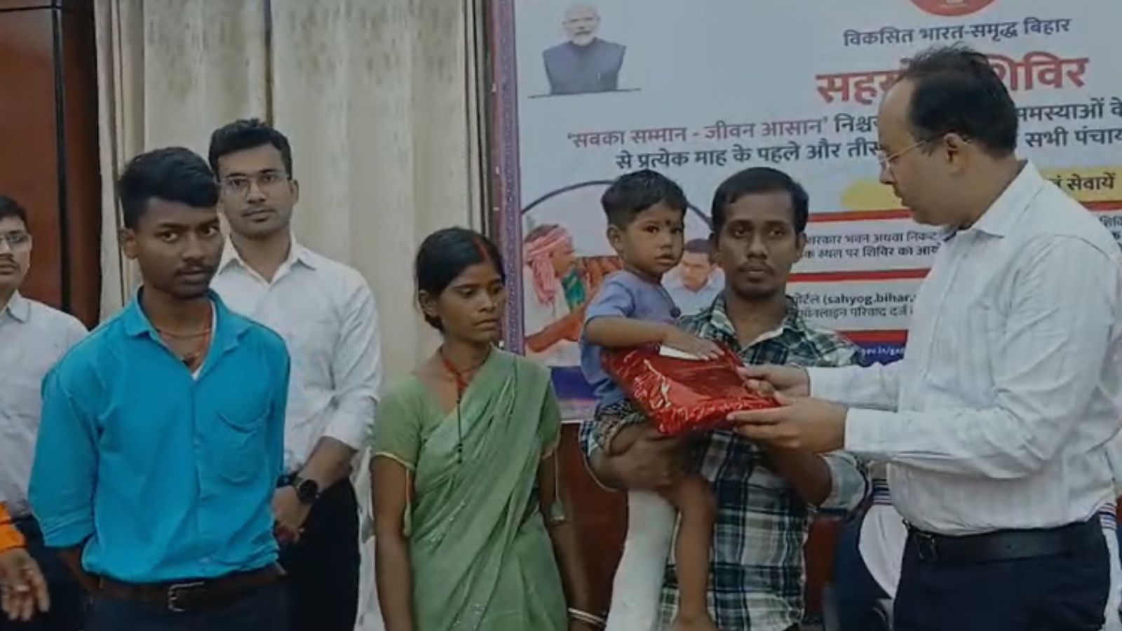 बोरवेल से सुरक्षित निकले पीयूष को सम्मानित करते डीएम
