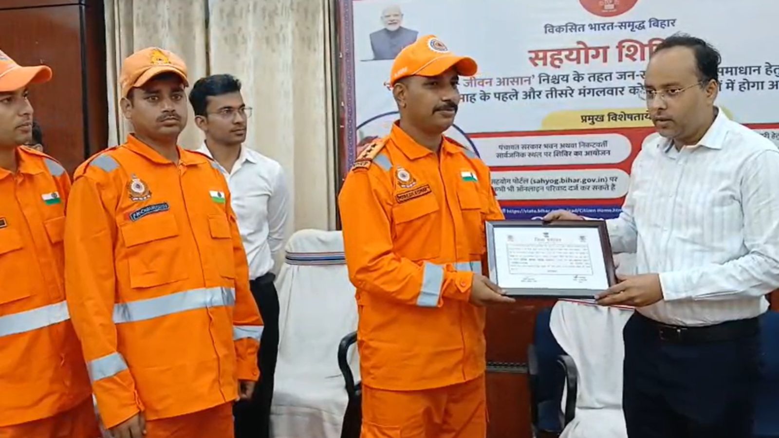 सफल रेस्क्यू अभियान के लिए टीम को सम्मानित करते डीएम