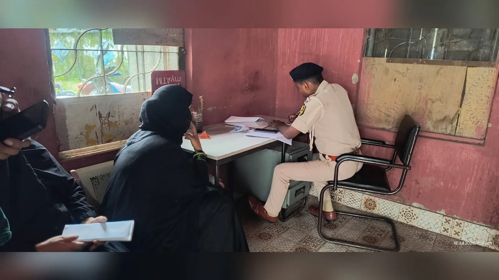 दहेज मांग को लेकर विवाहिता पर चाकू से हमला, गंभीर हालत में अस्पताल में भर्ती