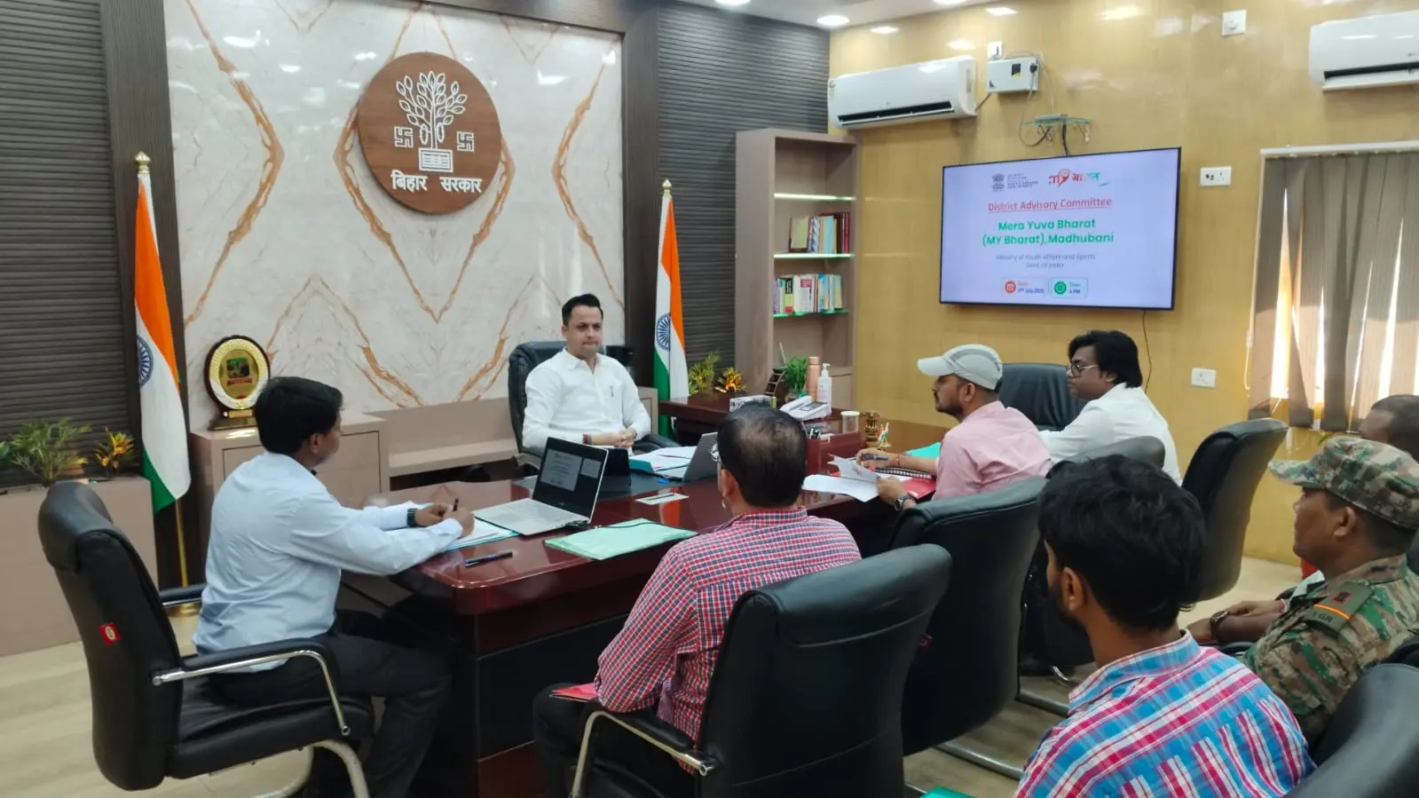 मेरा युवा भारत पोर्टल पर छात्रों का शत-प्रतिशत पंजीकरण सुनिश्चित करें : डीएम