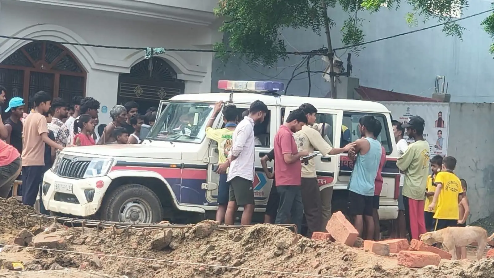 कैमूर में 5 साल की बच्ची के गले से लॉकेट छीनकर भागा, ग्रामीणों ने दौड़ाकर पकड़ा, पुलिस के हवाले किया
