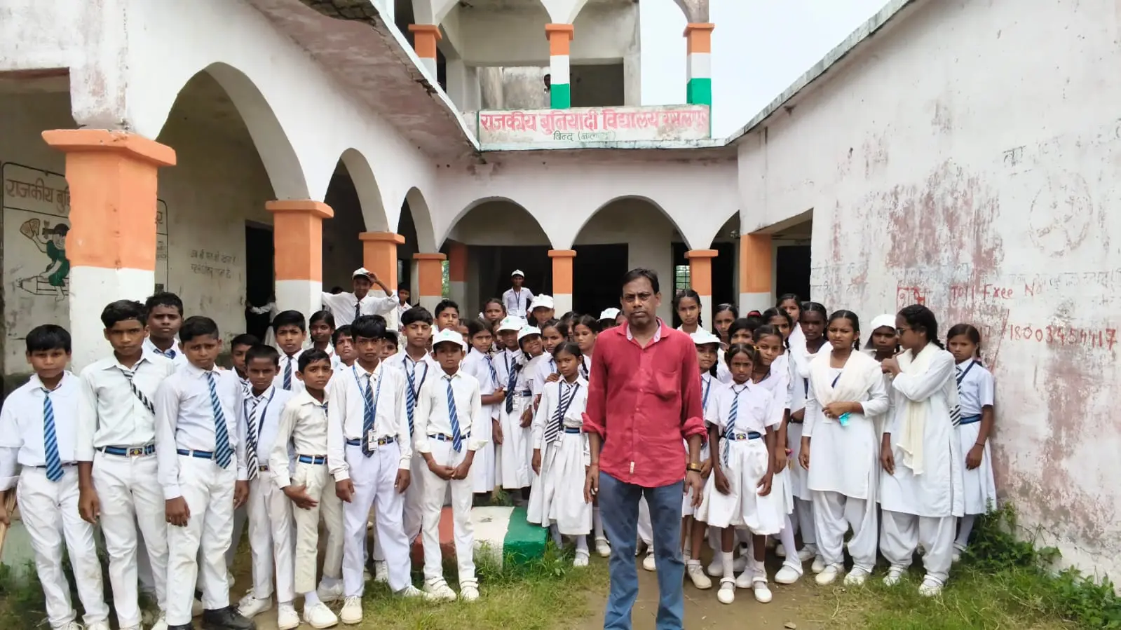 नालंदा : स्कूली बच्चों ने चलाया स्वच्छता अभियान, पौधारोपण कर दिया पर्यावरण संरक्षण का संदेश