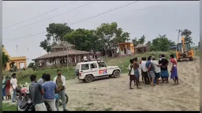 वैशाली: बिदुपुर में अवैध बालू खनन पर कार्रवाई, जेसीबी, लोडर और तीन ट्रैक्टर जब्त