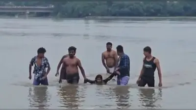 पुल से नदी में कूद गई महिला, फिर जो हुआ उसने सबको चौंका दिया... ग्रामीणों ने जान पर खेलकर बचाई जान