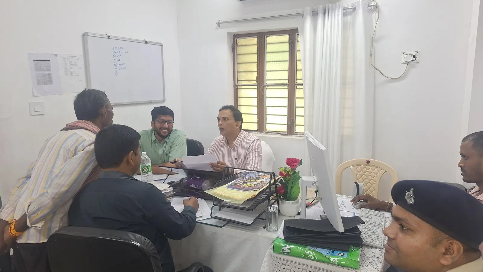 लौरिया में जनता दरबार, 12 भूमि विवादों की सुनवाई... पांच मामलों का तुरंत हुआ समाधान