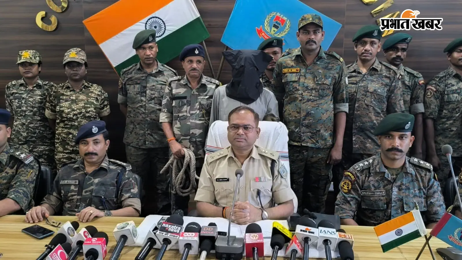 25 लाख का इनामी गिरफ्तार सैक कमांडर अजय महतो उर्फ टाइगर के नाम दर्ज हैं 240 से अधिक कांड