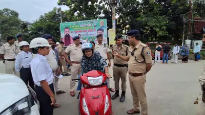 शहर में ट्रैफिक पुलिस का जागरूकता अभियान, बाइक चालकों के बीच बांटे गये हेलमेट