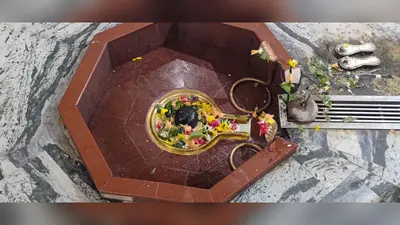तिलहेश्वरनाथ महादेव मंदिर से शिवलिंग का चांदी का मेठ चोरी, सीसीटीवी फुटेज खंगाल रही पुलिस