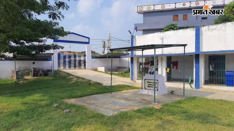 अंबेडकर छात्रावास पहुंचे कपिल देव मांझी, छात्रों से की मुलाकात