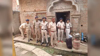 हत्या कांड के फरार आरोपित के घर कुर्की-जब्ती, गैस सिलेंडर से लेकर अलमारी तक जब्त