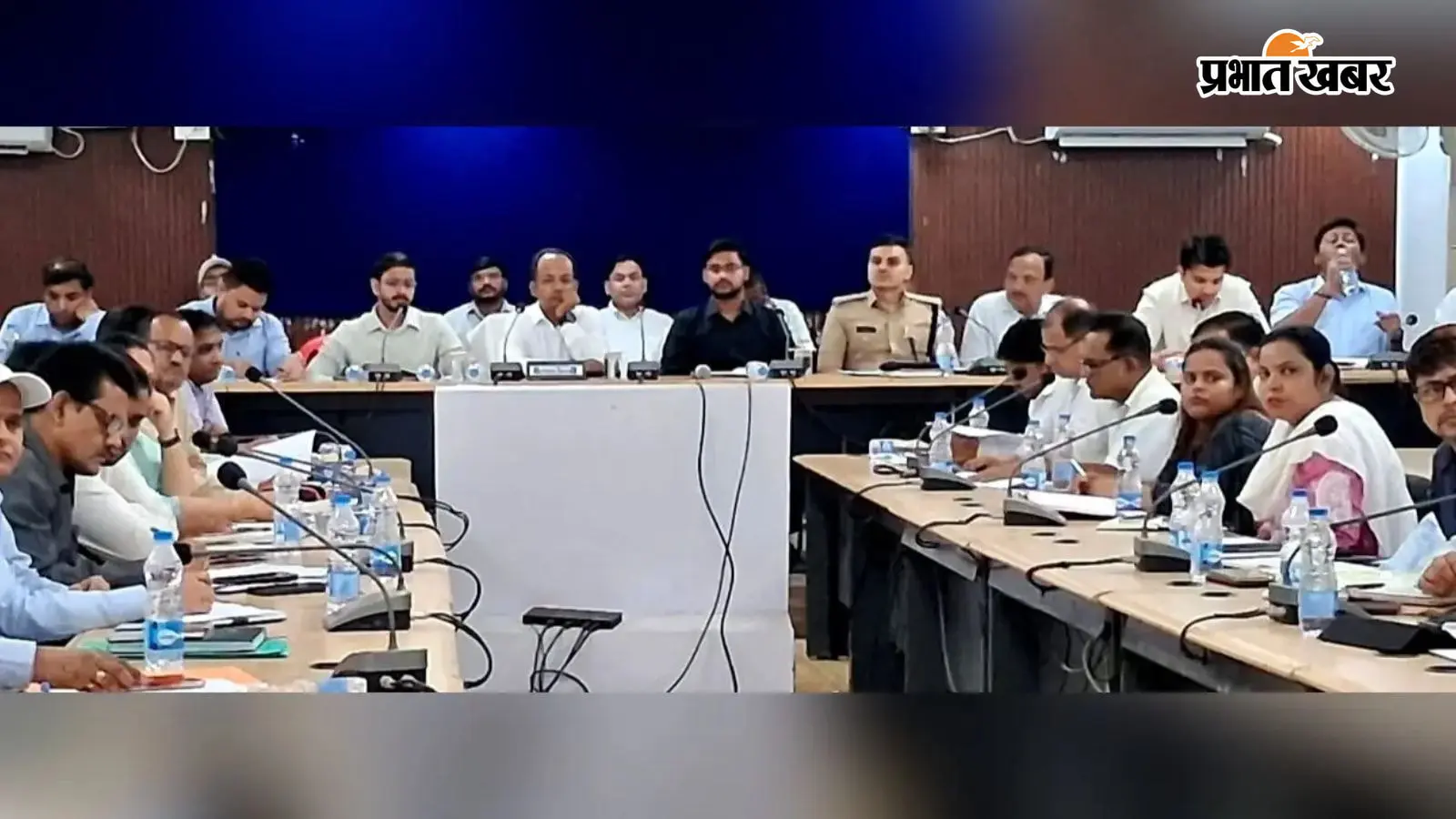 जिला स्तरीय बैठक में डीएम ने योजनाओं की समीक्षा, लंबित मामलों के शीघ्र निष्पादन का दिया निर्देश