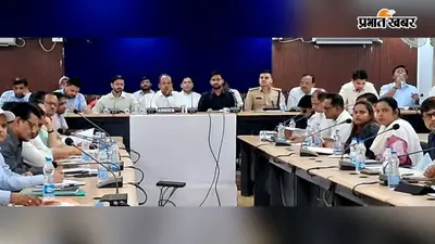 जिला स्तरीय बैठक में डीएम ने योजनाओं की समीक्षा, लंबित मामलों के शीघ्र निष्पादन का दिया निर्देश