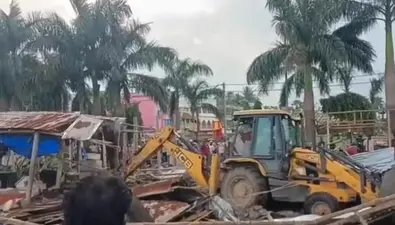 पश्चिम मेदिनीपुर के घाटाल में प्रशासन का एक्शन : सरकारी जमीन पर चला बुलडोजर, अवैध दुकानें और निर्माण ध्वस्त