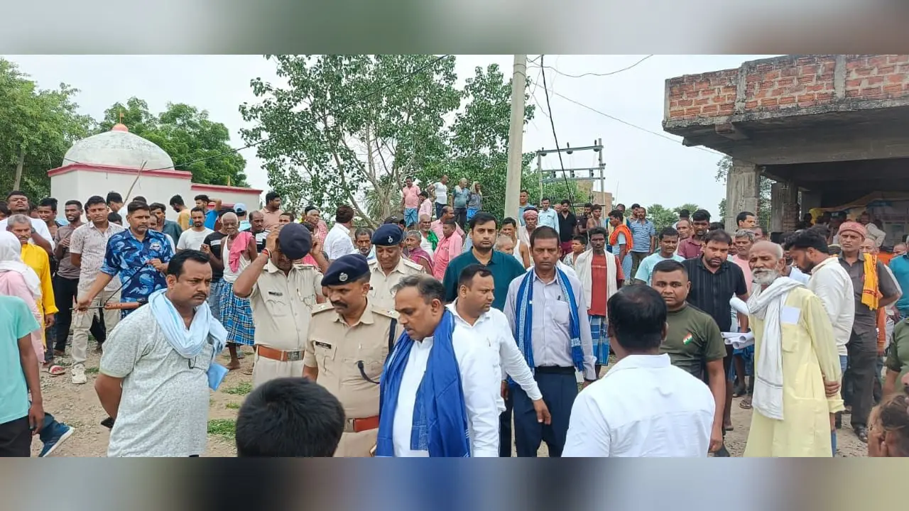 खेल मैदान में पंचायत सरकार भवन निर्माण को लेकर ग्रामीणों की आपत्ति, आयोग सदस्य ने लिया जायजा