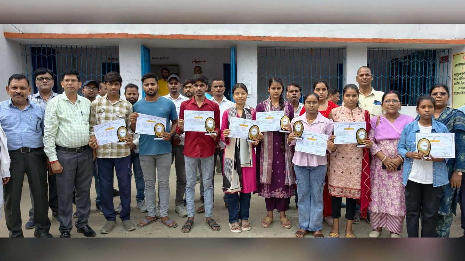 गया जी : बीडीओ ने नौ मेधावी छात्र-छात्राओं को मेडल देकर किया सम्मानित, बोले- सफलता से बढ़ता है क्षेत्र का गौरव