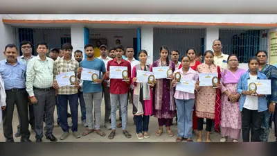 गया जी : बीडीओ ने नौ मेधावी छात्र-छात्राओं को मेडल देकर किया सम्मानित, बोले- सफलता से बढ़ता है क्षेत्र का गौरव