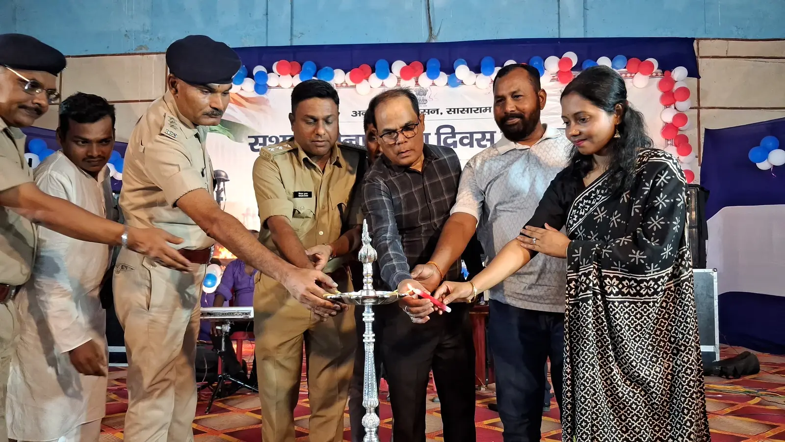 रोहतास: 'एक शाम शहीदों के नाम' में वीर जवानों को नमन, झंडा दिवस कोष में सहयोग की प्रशासन ने की अपील