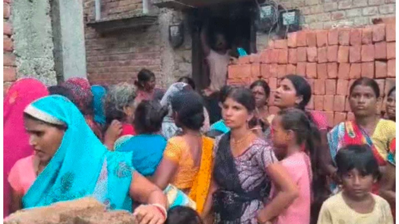 मौके पर लगी लोगों की भीड़