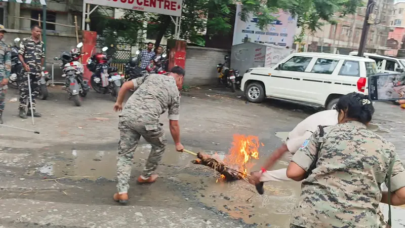 स्वास्थ्य मंत्री के पुतला दहन के दौरान भाजपा कार्यकर्ताओं और पुलिस में नोक-झोंक