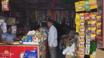 बिष्टुपुर में दो दुकान से 1.90 लाख रुपये की चोरी