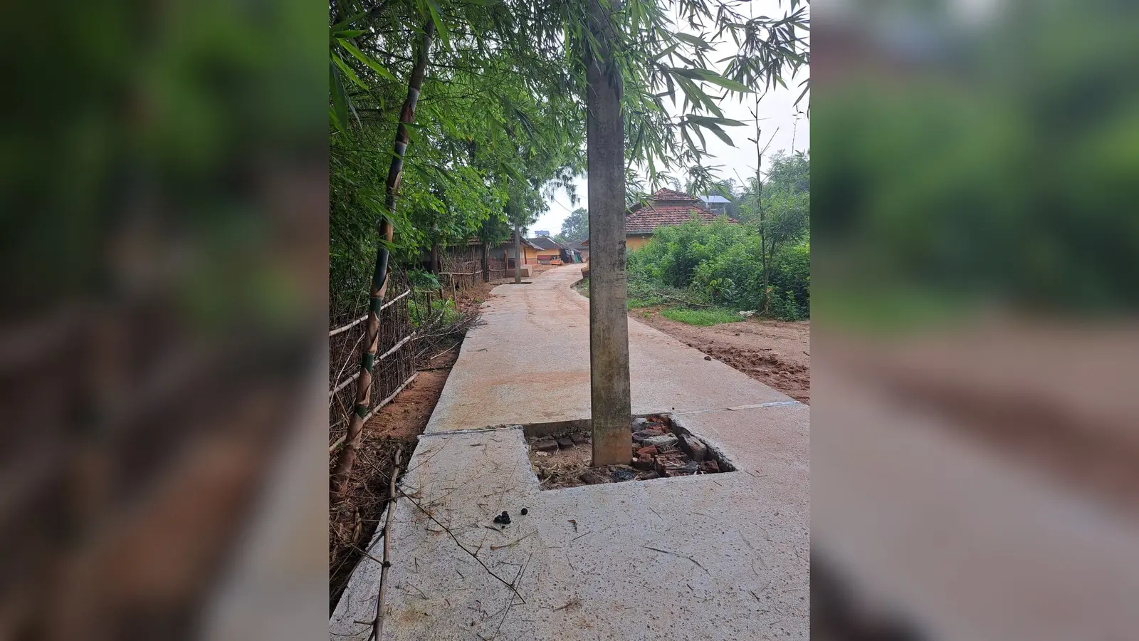 चाकुलिया के केरूकोचा में सड़क के बीच है खंभा, हादसे का डर