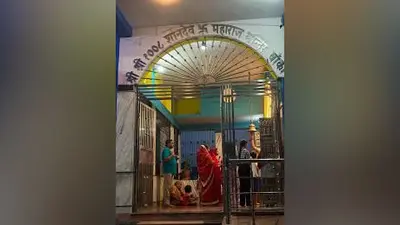 शनि मंदिर में उमड़ी आस्था, काले तिल और नीले फूल चढ़ाने पहुंचे श्रद्धालु, महाआरती के बाद हुआ भव्य भंडारा