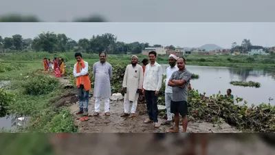 मुखिया फंड से मगनपुर के बड़े तालाब की सफाई शुरू, ग्रामीणों में खुशी