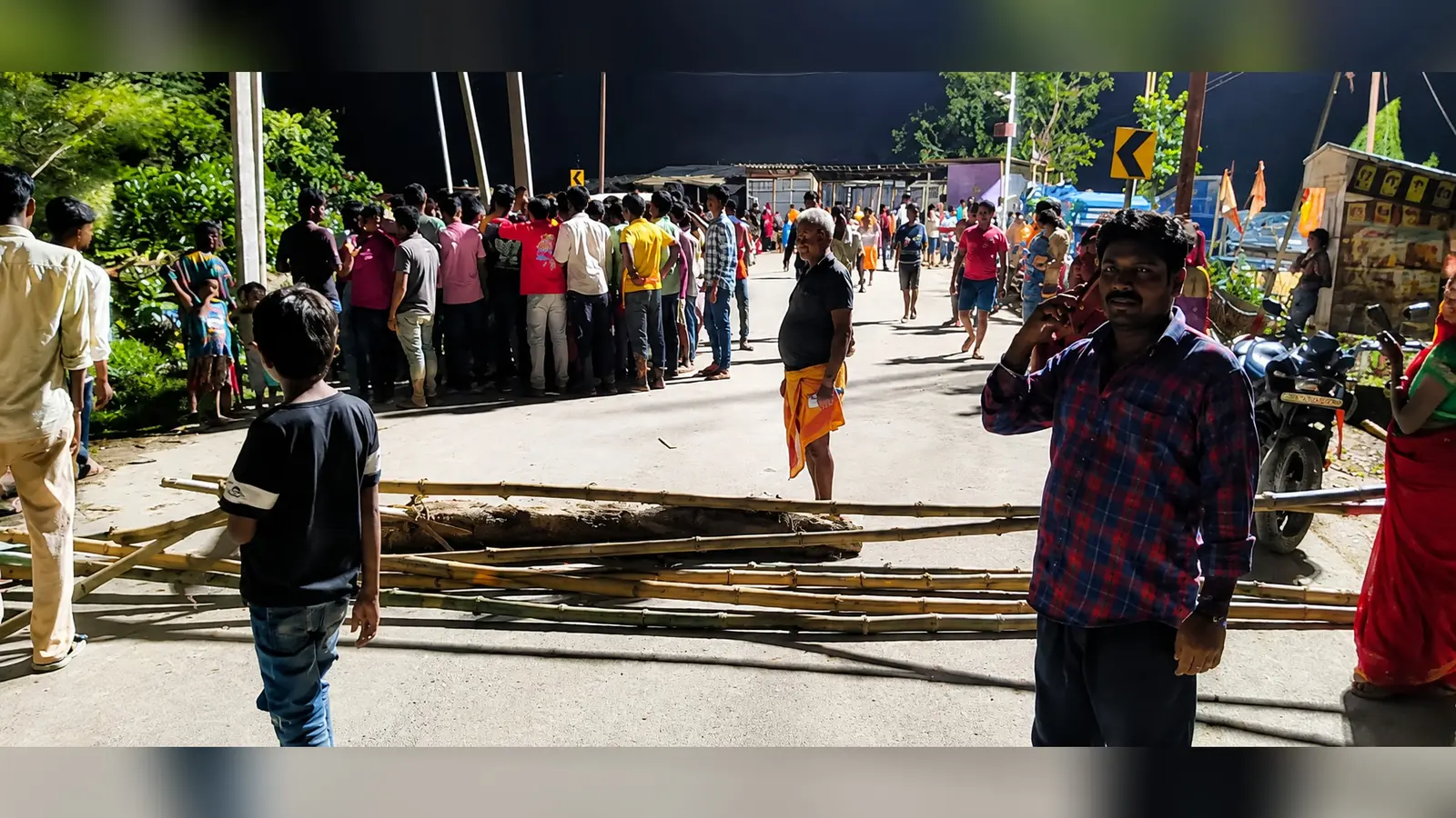 तेज रफ्तार बुलेट सीधे ट्रक में घुसी, आर्मी जवान समेत तीन दोस्तों की दर्दनाक मौत