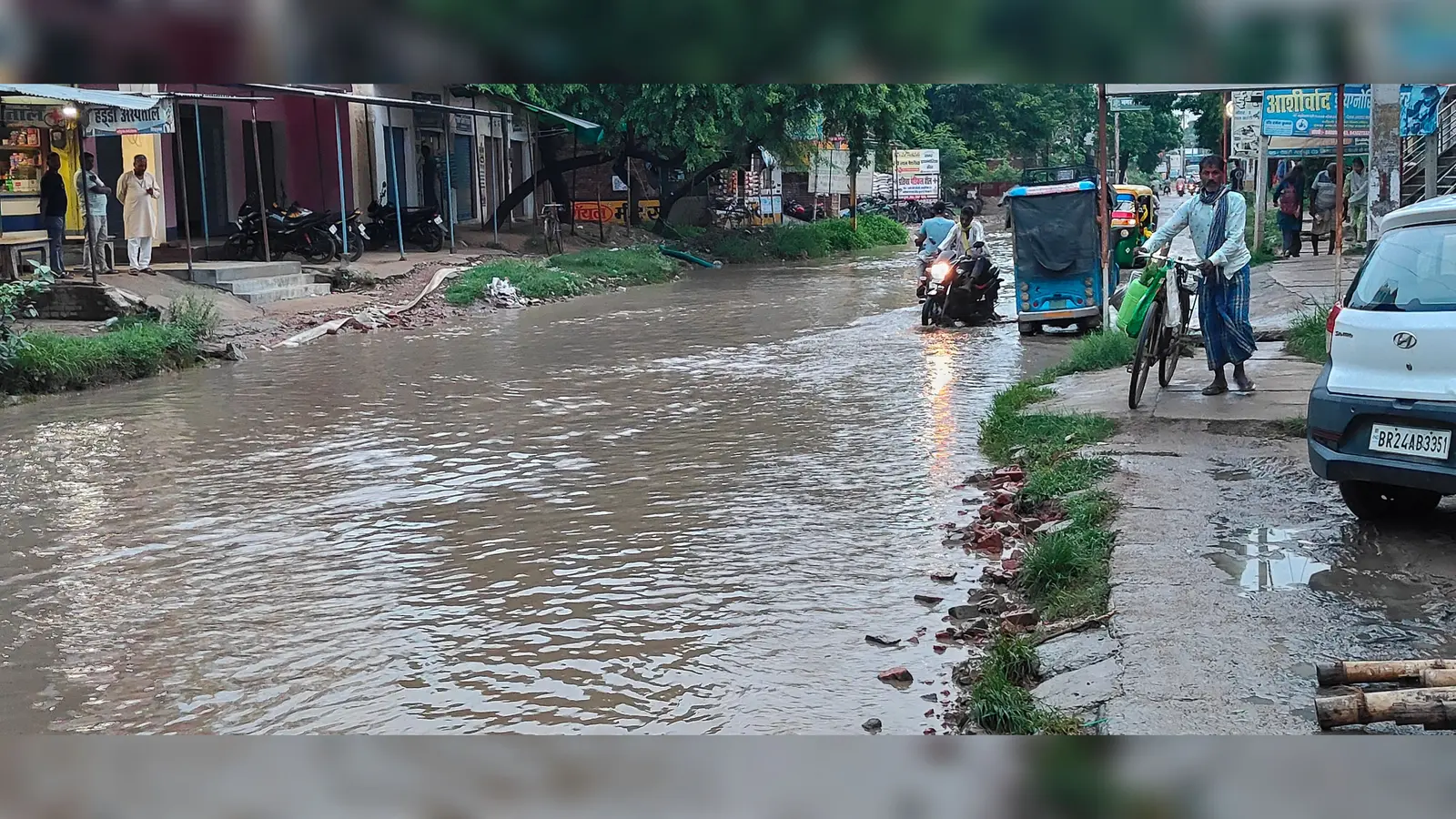रोहतास में स्टेट हाईवे पर जलजमाव से सड़क बनी ‘तालाब’, अखंड ज्योति आई हॉस्पिटल के सामने रोज पलट रहे ऑटो-ई-रिक्शा, मरीजों की जोखिम में जान