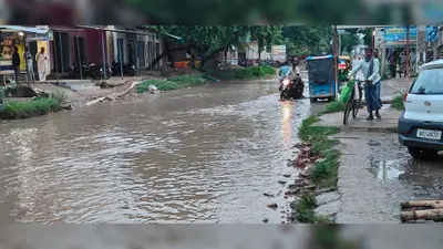 रोहतास में स्टेट हाईवे पर जलजमाव से सड़क बनी ‘तालाब’, अखंड ज्योति आई हॉस्पिटल के सामने रोज पलट रहे ऑटो-ई-रिक्शा, मरीजों की जोखिम में जान