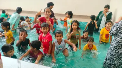 रोहतास में संत जोसेफ स्कूल की अनोखी पहल: बच्चों ने माताओं के साथ स्विमिंग पूल में मस्ती कर गर्मी से पाई राहत