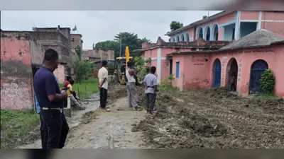 प्रभात खबर की खबर का बड़ा असर: जोगबनी के खजुरबाड़ी स्कूल में जलजमाव की समस्या दूर, नगर परिषद ने शुरू कराया मिट्टी भराई का कार्य