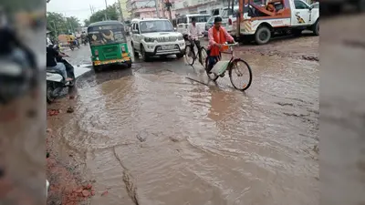 आरा: बारिश के 10 घंटे बाद भी सड़क बनी तालाब, जलनिकासी व्यवस्था फेल, नगर निगम की कार्यप्रणाली पर उठे सवाल