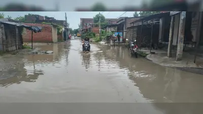 एक महीने से तालाब बनी मुख्य सड़क, जलजमाव से लोग परेशान, नाला निर्माण अटका