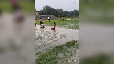सूर्यगढ़ा में स्विमिंग पूल बना खेल का मैदान: घुटने भर पानी में खो-खो की प्रैक्टिस करने को मजबूर नौनिहाल