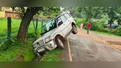 किरीबुरू में अनियंत्रित स्कॉर्पियो गहरी नाली में जा घुसी, बड़ा हादसा टला
